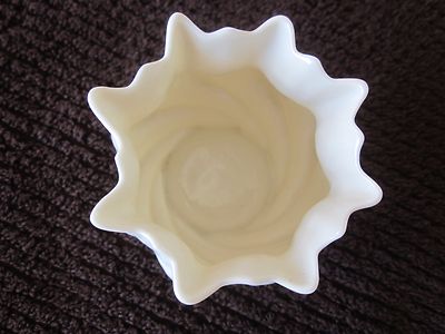 Belleck Fermanagh Rosebud Jar Ireland #0857