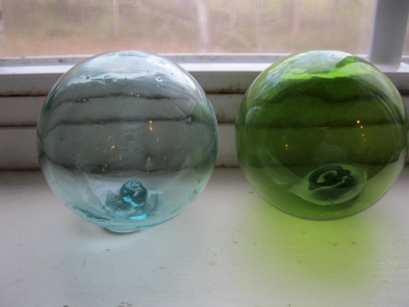 2 FISH NET BALLS/FLOATS LIGHT BLUE & GREEN INCLUDES 2 DISHES EXCEL CON 2