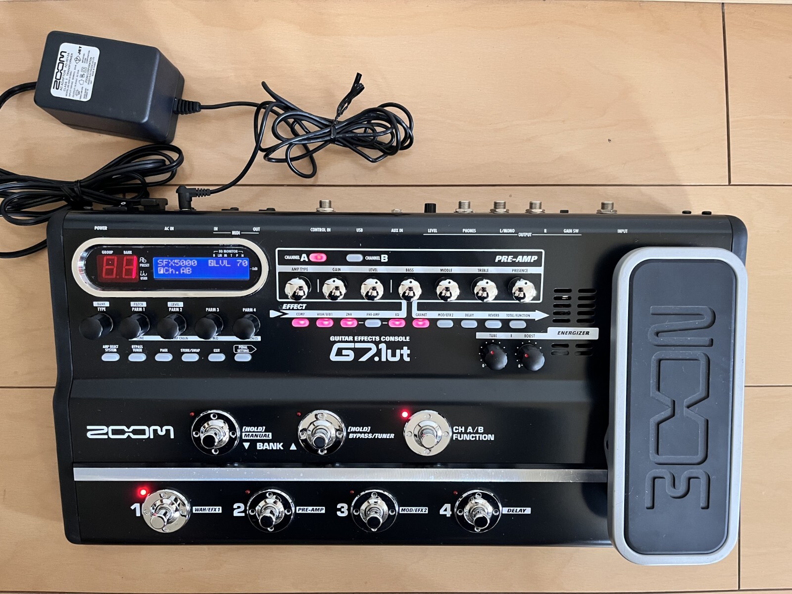 ギターエフェクトコンソールG7.1ut、エクスプレッションペダル ZOOM G7.1ut Guitar Effects Console | Zoom