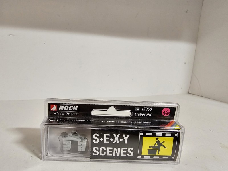 Noch Sexy Scenes Desk 15953 HO Scale