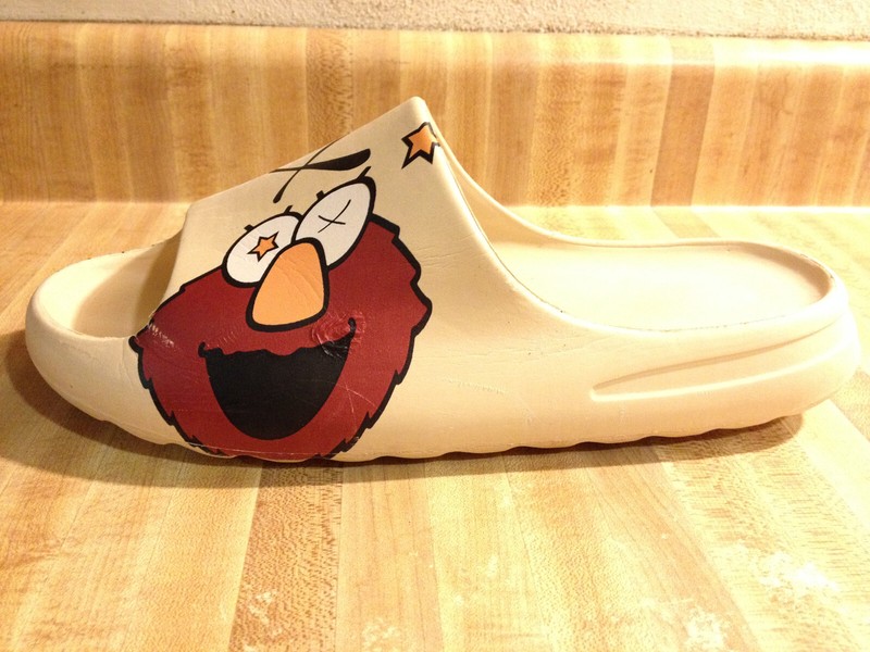 Crocs Style Mens 11M Muppet Elmo Tan Red Slip On