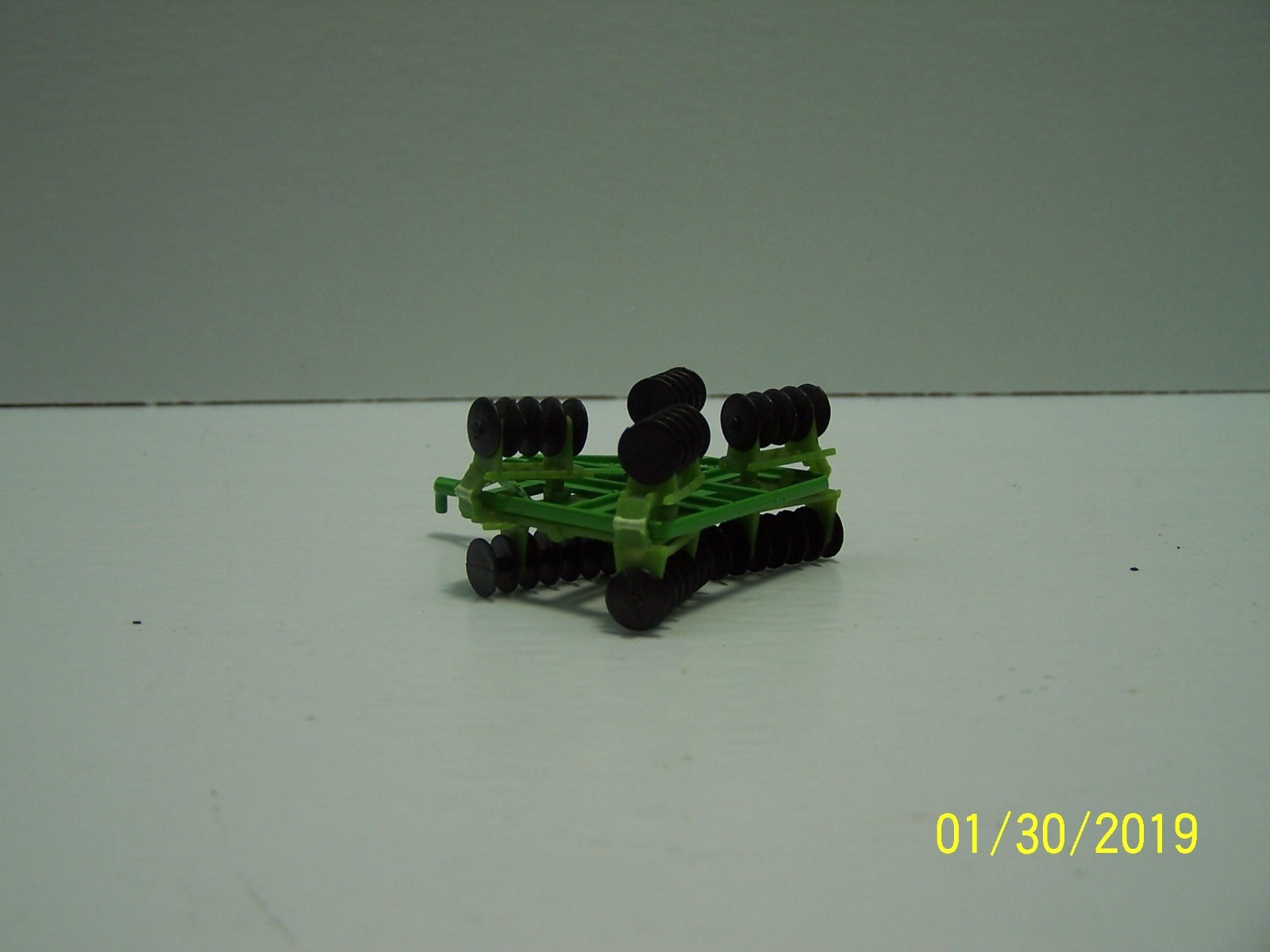 Ertl 1/64th Scale Green John Deere Folding Disc !!!