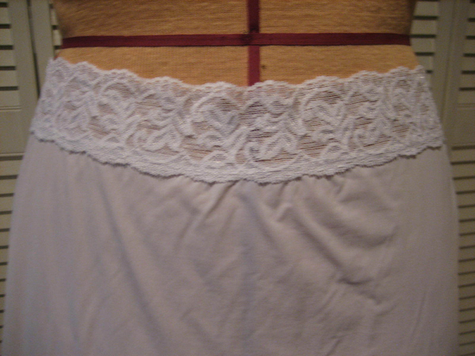 VANITY FAIR White Mini Half Slip, Lace Elastic Waistband - Style 11-072 - Size M