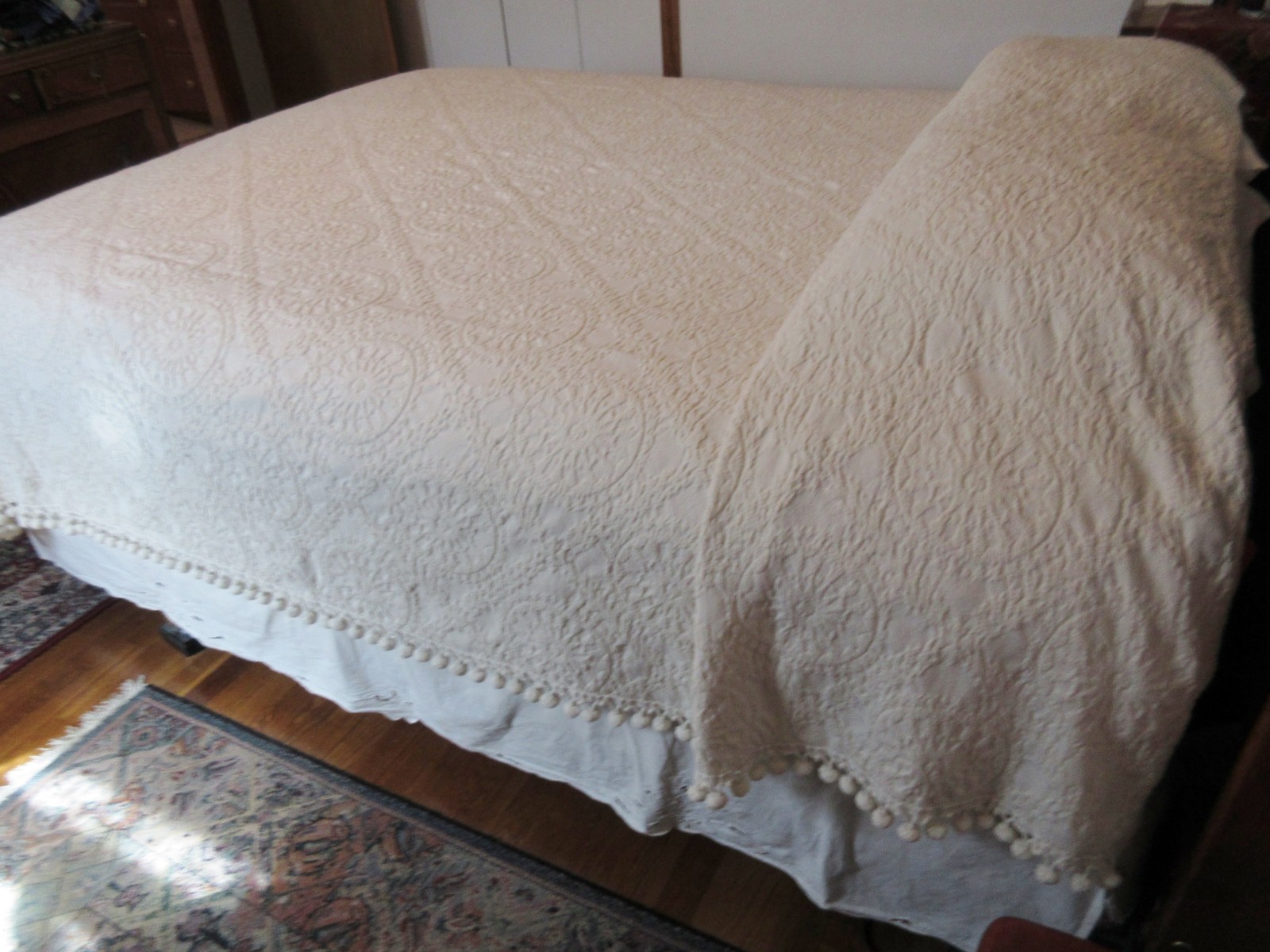 Fashion Manor Ivory 100% Cotton Jacquard Matelassé Queen Bedspread w/Ball Fringe