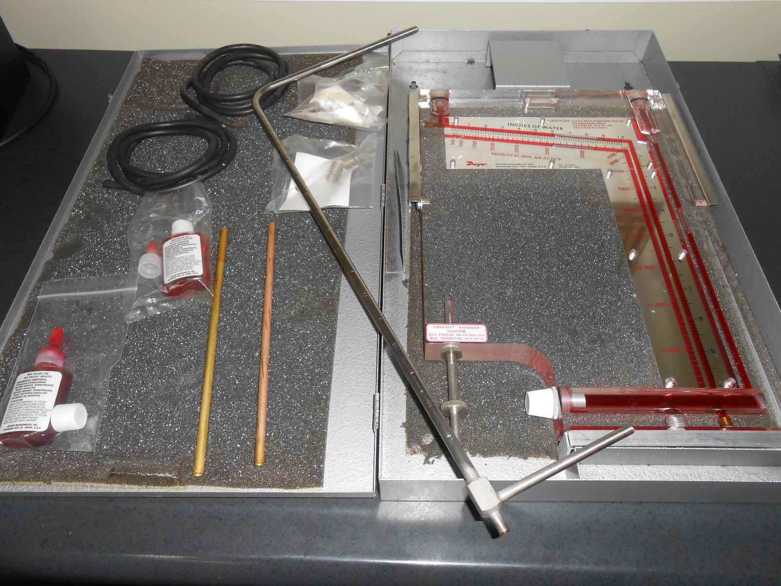 Dwyer 400-10-KIT Air Velocity Meter  S331