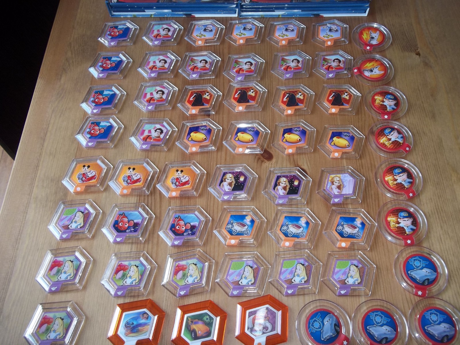 Disney Infinity Lot of over 110 power discs + 8 books + rares Ship worlwide