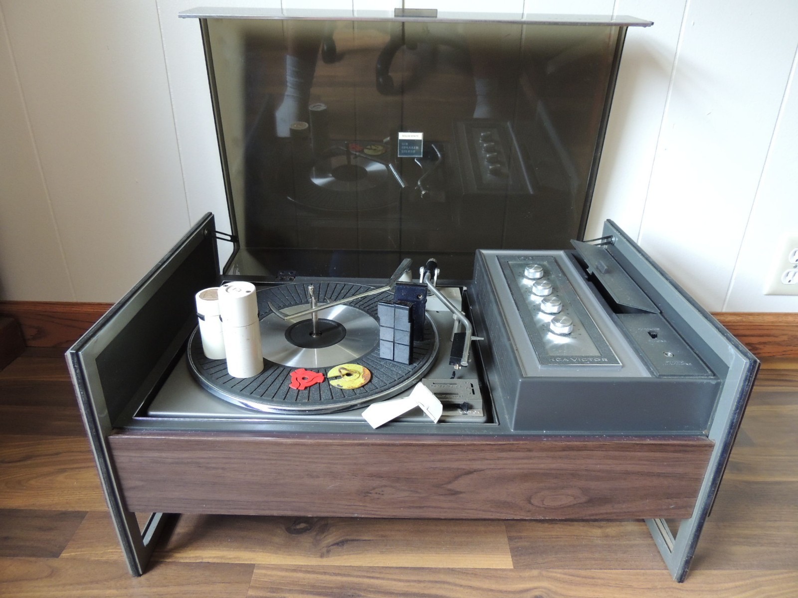 Vintage RCA Victor Record Player Turntable VLP 62W