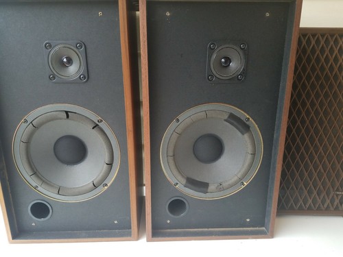 Vintage Realistic Nova-5 Bookshelf Speakers Working *See pictures for Cracks*