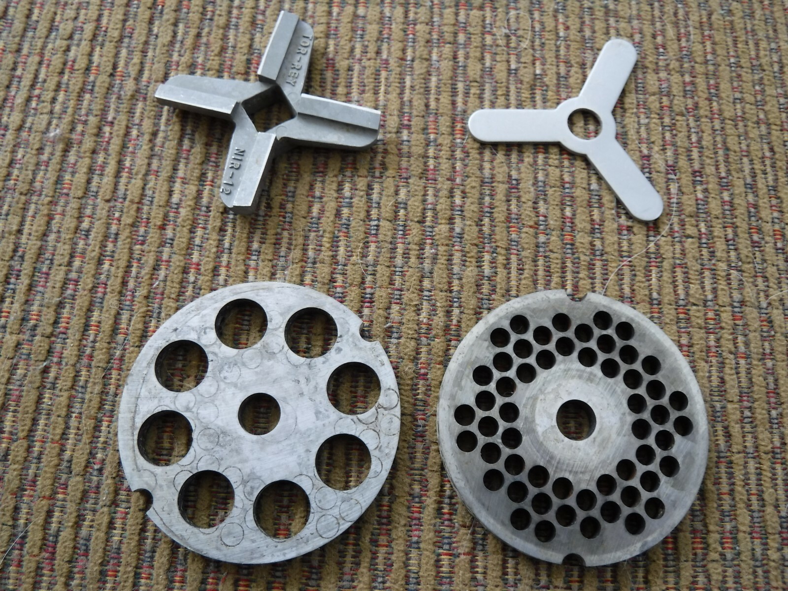 VERY NICE VICTORIA # 12 MEAT GRINDER. HEAVY DUTY GRINDER, SCREW DOWN STYLE