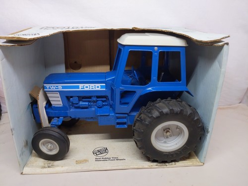 【アメリカン雑貨】ERTL FORD 1/64 Ford TW-20 Tractor by ERTL — Outback Toys