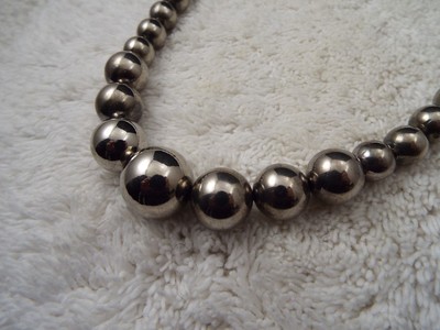 Silvertone Gradient Bead Necklace (A66)
