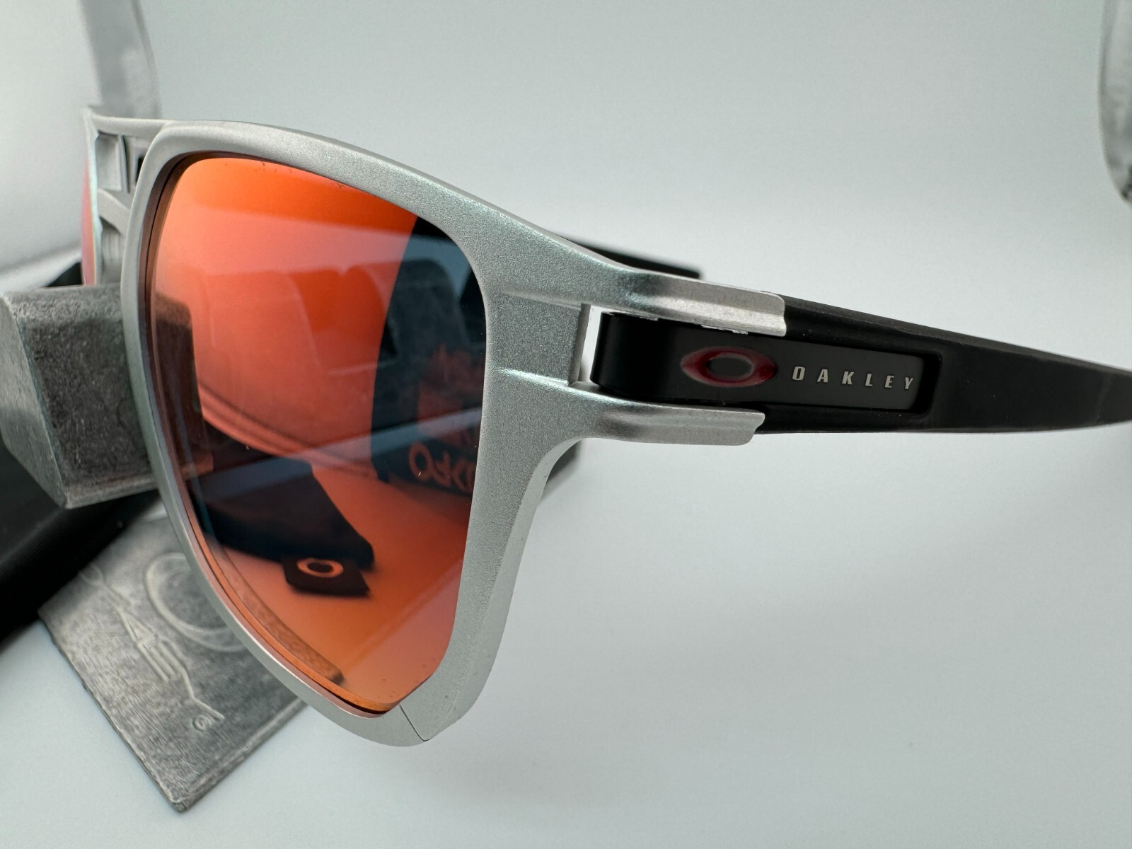 Pre-owned Oakley Latch Alpha Matte Silver Torch Iridium Sunglasses Authentic Oo4128-02