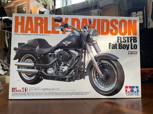 TAMIYA製の1/6スケール、FLSTFB Fat Boy Loモデル。 Harley Davidson Flstfb Fat Boy Lo / Tamiya USA