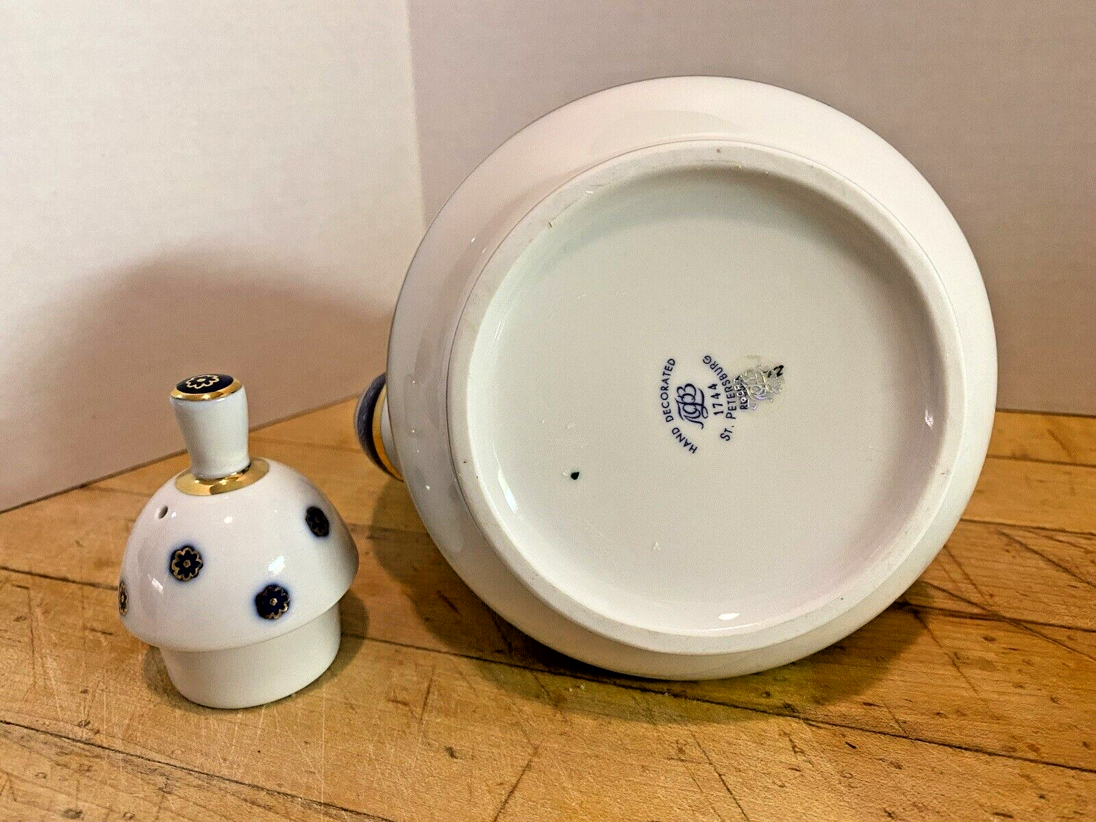 St Petersburg Lomonosov Russian porcelain teapot & 2 cups with saucers