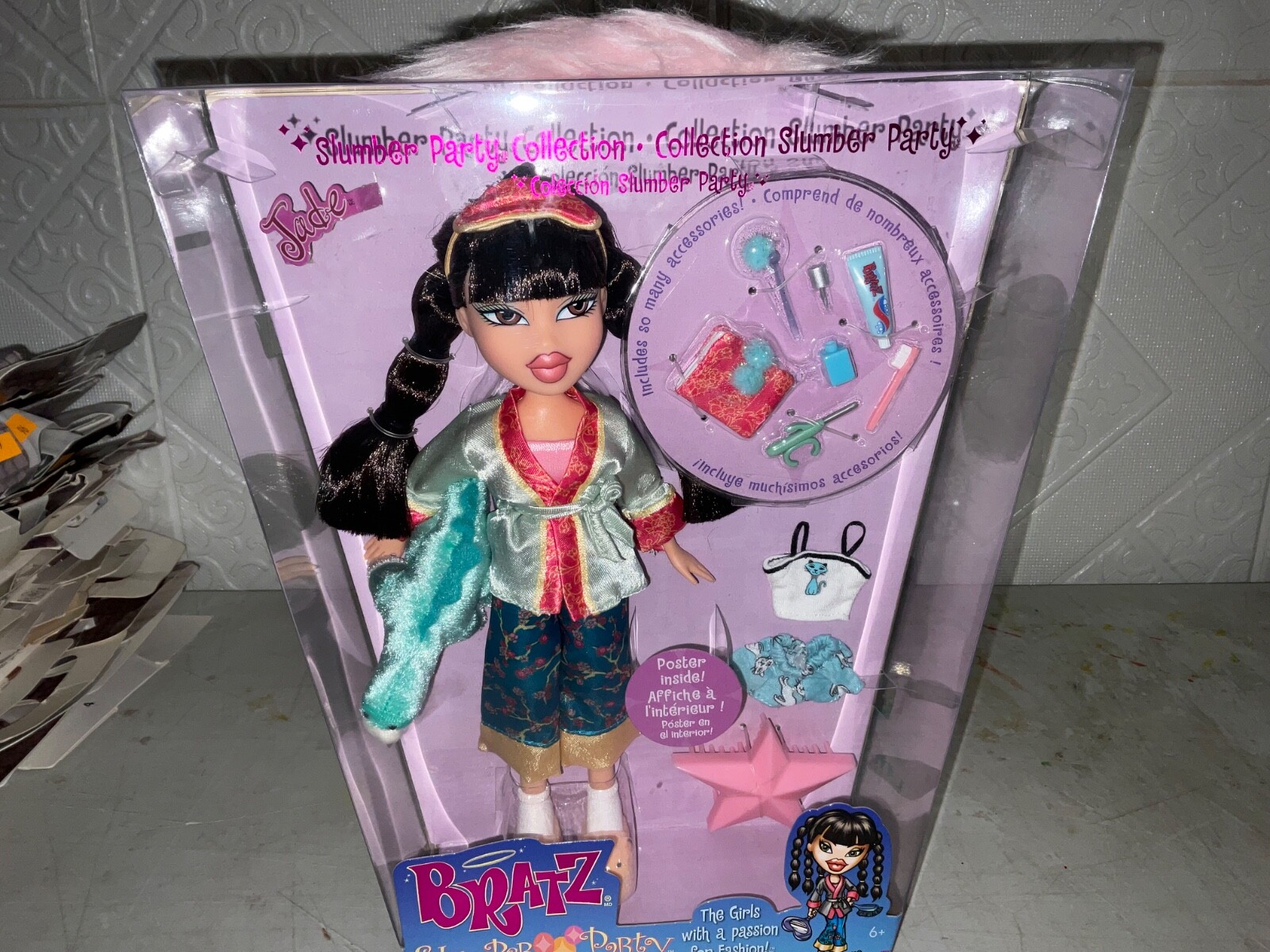 ぬいぐるみ Bratz. Slumber party original Bratz Slumber Party Yasmin Fashion Doll with 2 Sets of
