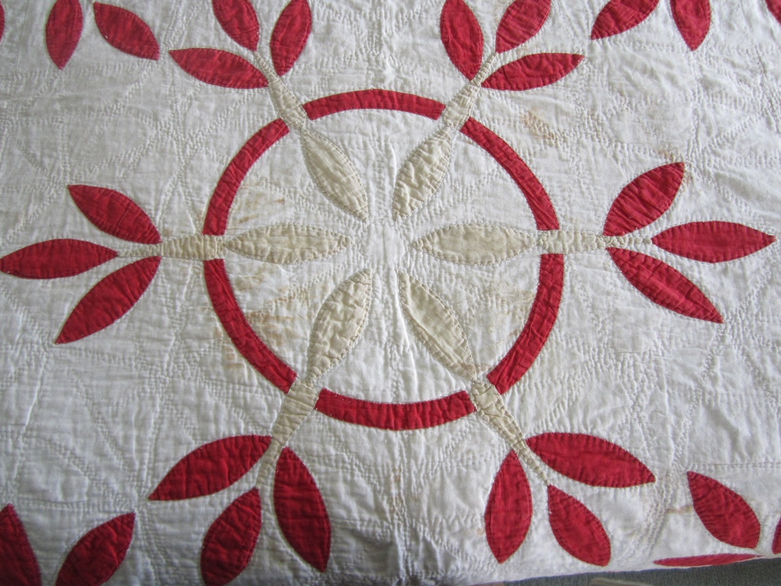 VINTAGE 1800S RED & WHITE HAND STITCHED AND QUILTED VEGETABLE DYE TURKEY TRACKS?
