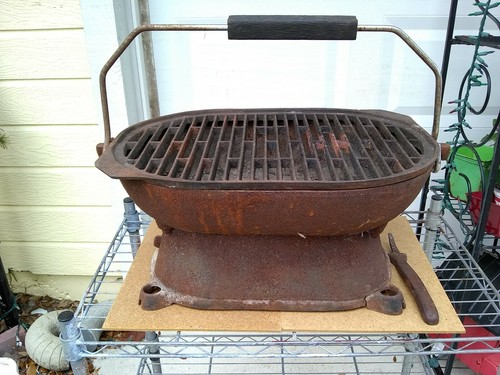 VINTAGE CAST IRON HIBACHI CHARCOAL GRILL Good Condition.
