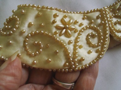 VTG CREAM SATIN BEADED COLLAR BAAR & BEARDS A TOPHIT FASHION HAND MADE JAPAN