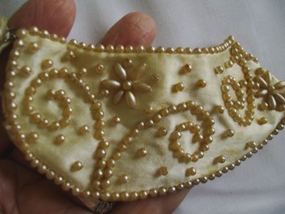 VTG CREAM SATIN BEADED COLLAR BAAR & BEARDS A TOPHIT FASHION HAND MADE JAPAN