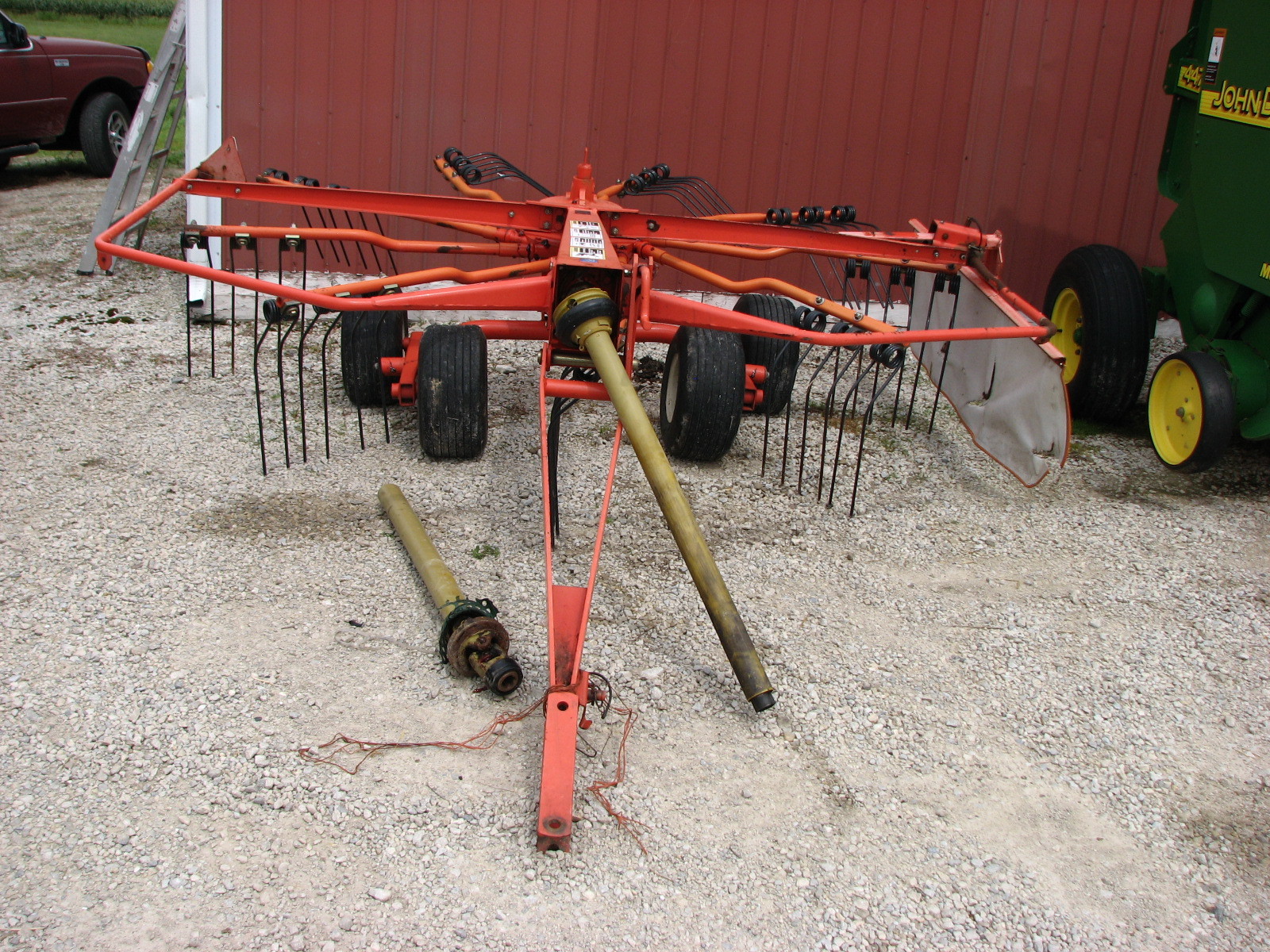 1 owner Kuhn GA 3200 GT gyro rake. New tines. 540 pto drive, pull type.