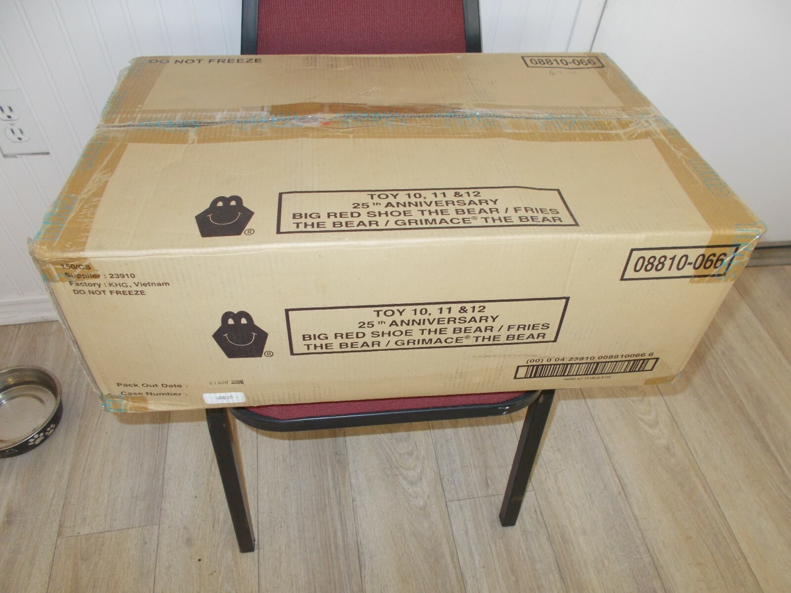 ONE CASE 150/CS MCDONALDS HAPPY MEAL BIG RED SHOE THE BEAR/FRIES THE BEAR/GRIMAC