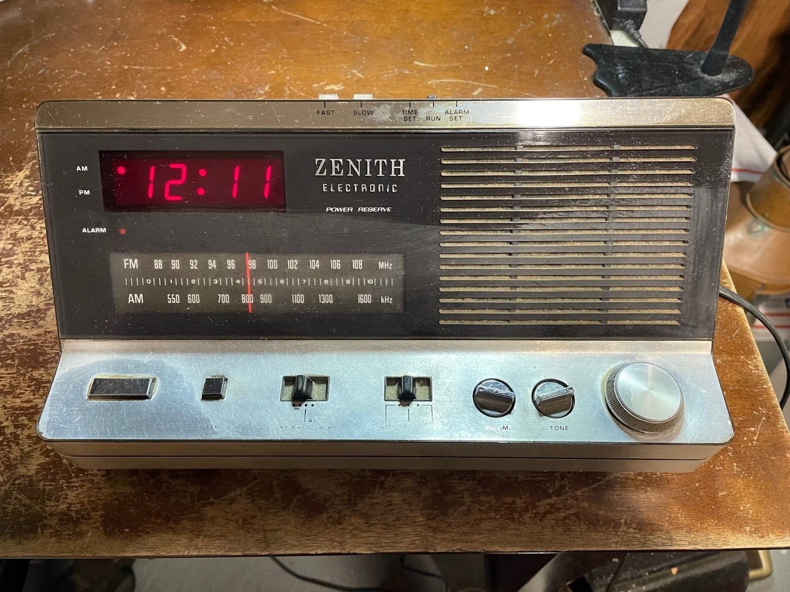 ZENITH R462 Vintage Alarm Clock Radio Hong Kong AM/FM
