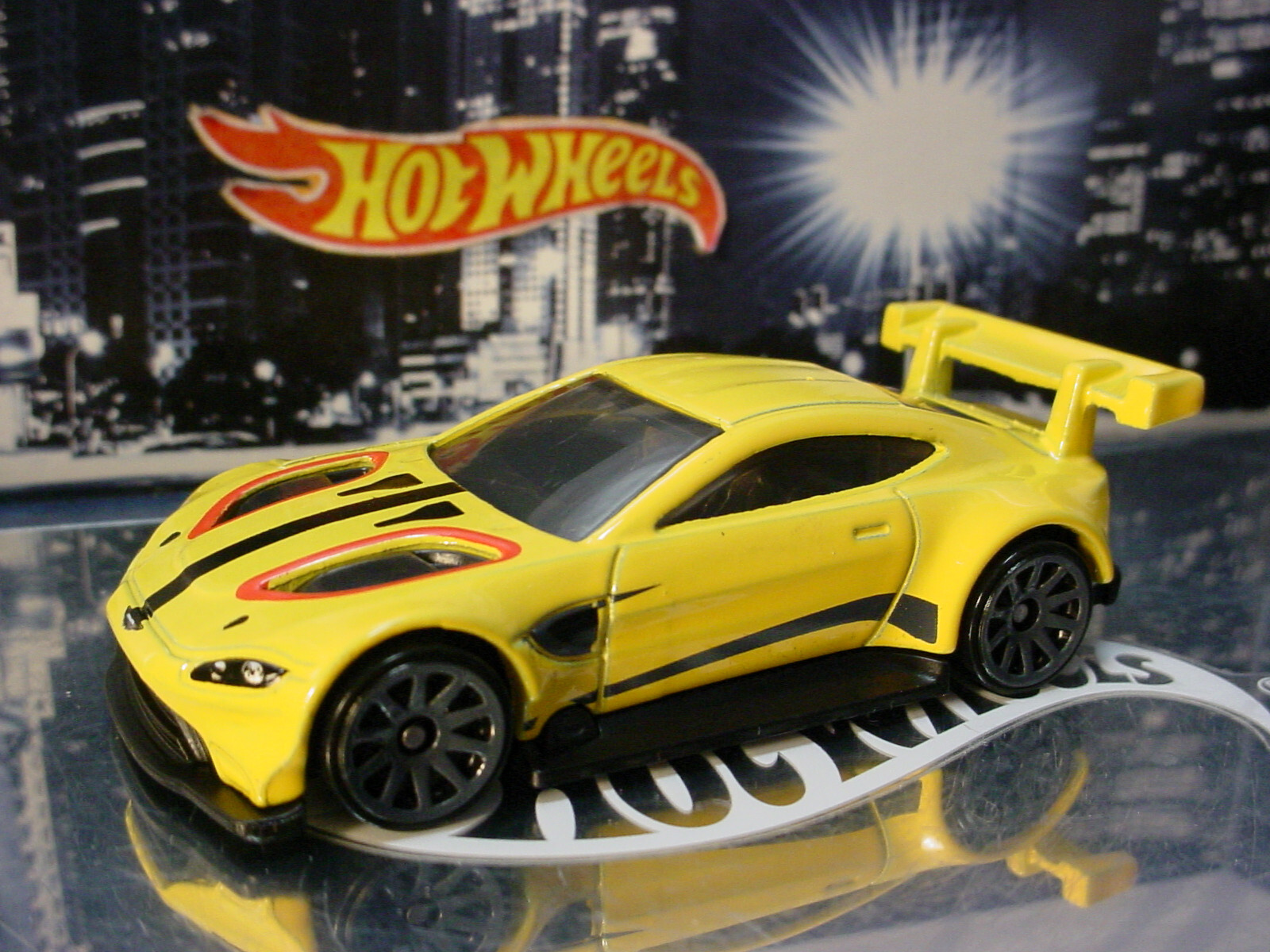 ミニチャンプスAston Martin V12 Vantage GT3 黄色 ミニチャンプスAston Martin V12 Vantage GT3 黄色 - メルカリ