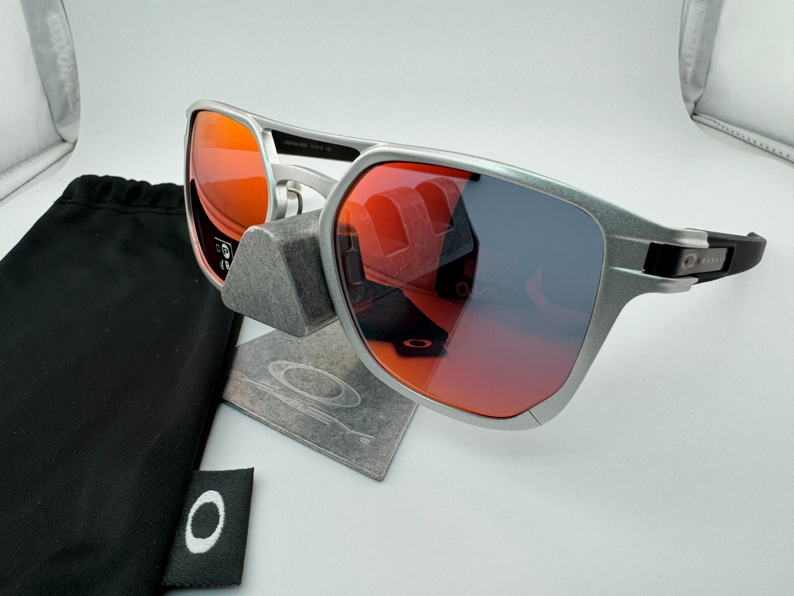 Pre-owned Oakley Latch Alpha Matte Silver Torch Iridium Sunglasses Authentic Oo4128-02