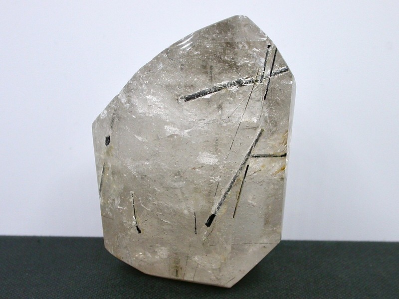 Quartz Poli, Inclusions Rutile, Forme Libre - Madagascar -  4,3 X 6,6 Cm, 165 G