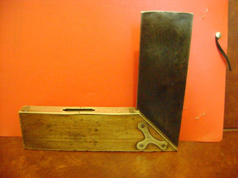 Ancienne Ã©Querre , Bois, Acier, Laiton .17cm  X 15  Cm