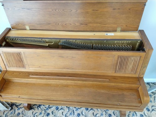 Everett Satin Oak Chapel studio upright piano w Bench 45