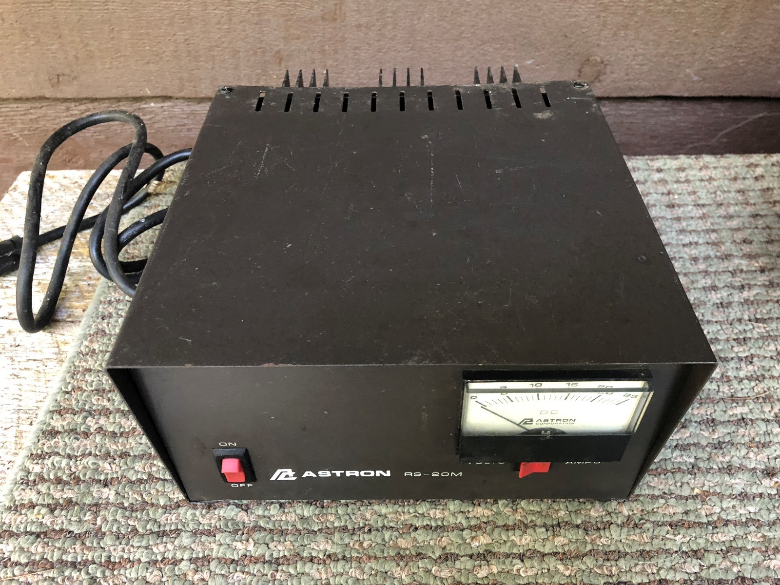 Astron RS-20M Table Top 13.8V 20 Amp Regulated DC Power Supply