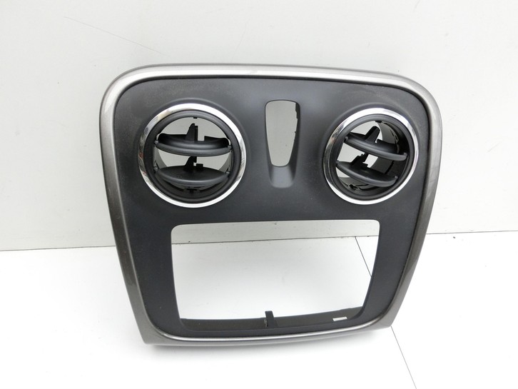 Dacia Sandero II B8 15-19 Luftdusche Mitte Einbaurahmen für Navi Display Dacia Sandero II B8 15-19 19.12.2014 gebraucht Vorschau 2