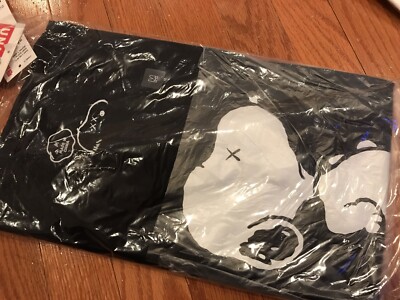 UNIQLO KAWS x SNOOPY JOE SKATEBOARD  SKATE MEDIUM Black M T-shirt With Tag New
