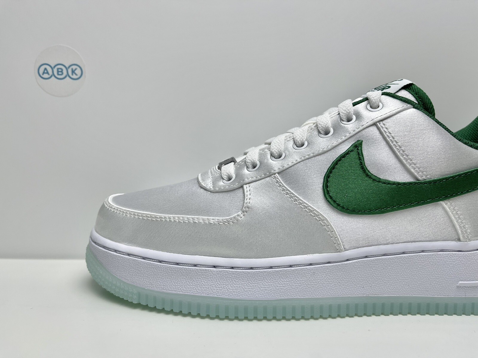 Women's Nike Air Force 1 '07 Trainers Satin White Sport Pine
