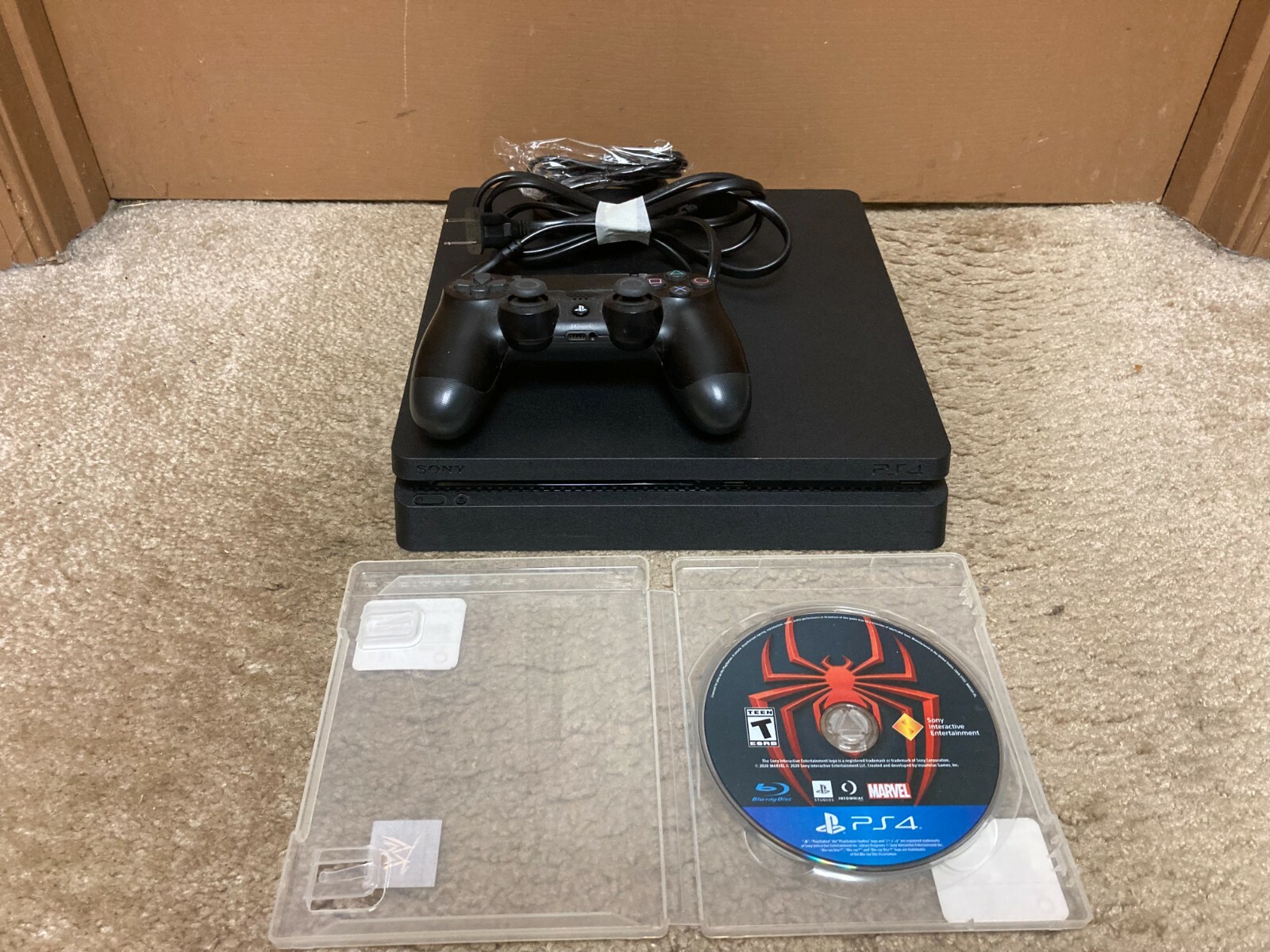 PlayStation®4 ジェット・ブラック 1TB CUH-2215B Amazon.com: Sony Playstation 4 Slim(CUH-2215B) 1TB Core with