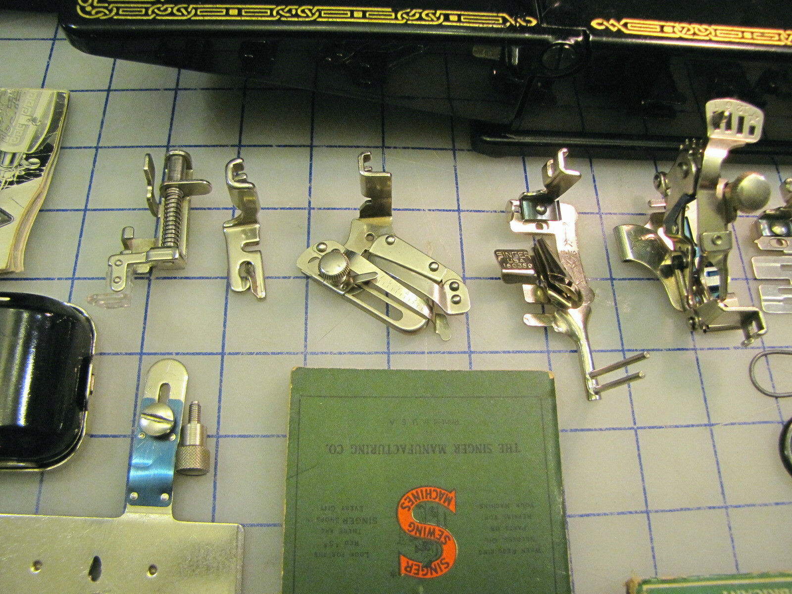 SINGER FEATHER WEIGHT SEWING MACHINE 1950 AJ581587