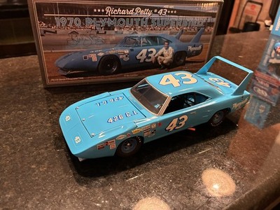 Richard Petty Plymouth Superbird 1:24 Standard 1970 Diecast