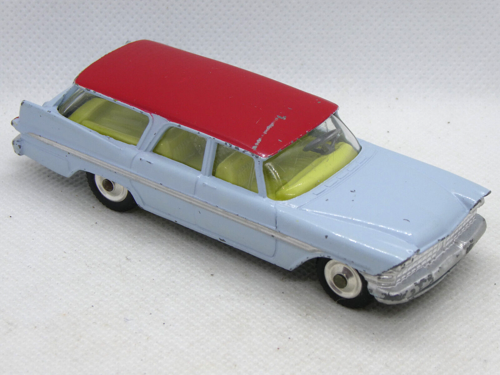 ミニカー CORGI TOYS 219 PLYMOUTH SPORTS SUBURBAN 219 Plymouth Sports Suburban *with cream base* – Corgi Toys