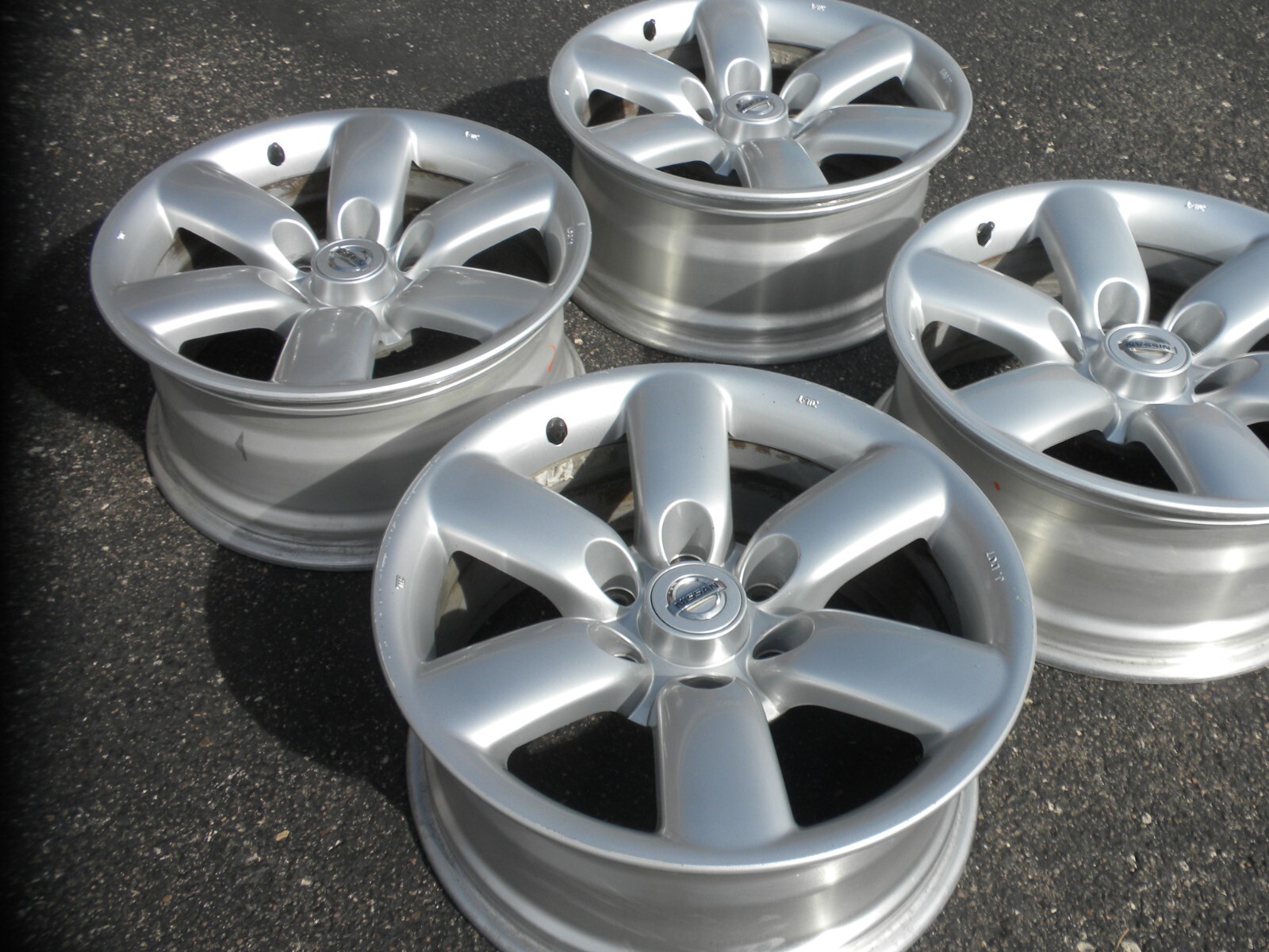 one 18 inches Nissan Armada Titan rim 18
