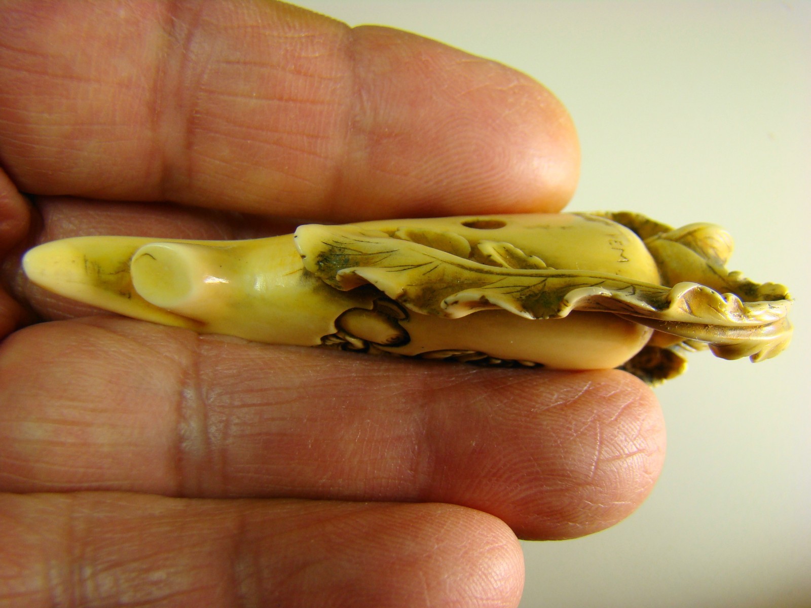 ANTIQUE JAPANESE CARVED DEER ANTLER NETSUKE SIGNED