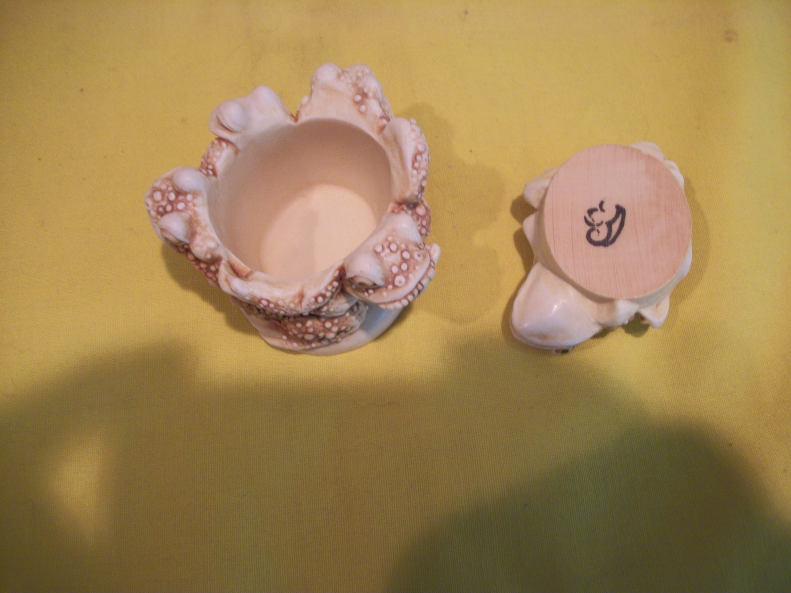 Harmony Kingdom Puddle Huddle Box Figurine Frogs Calvesbert 1995 England - MINT