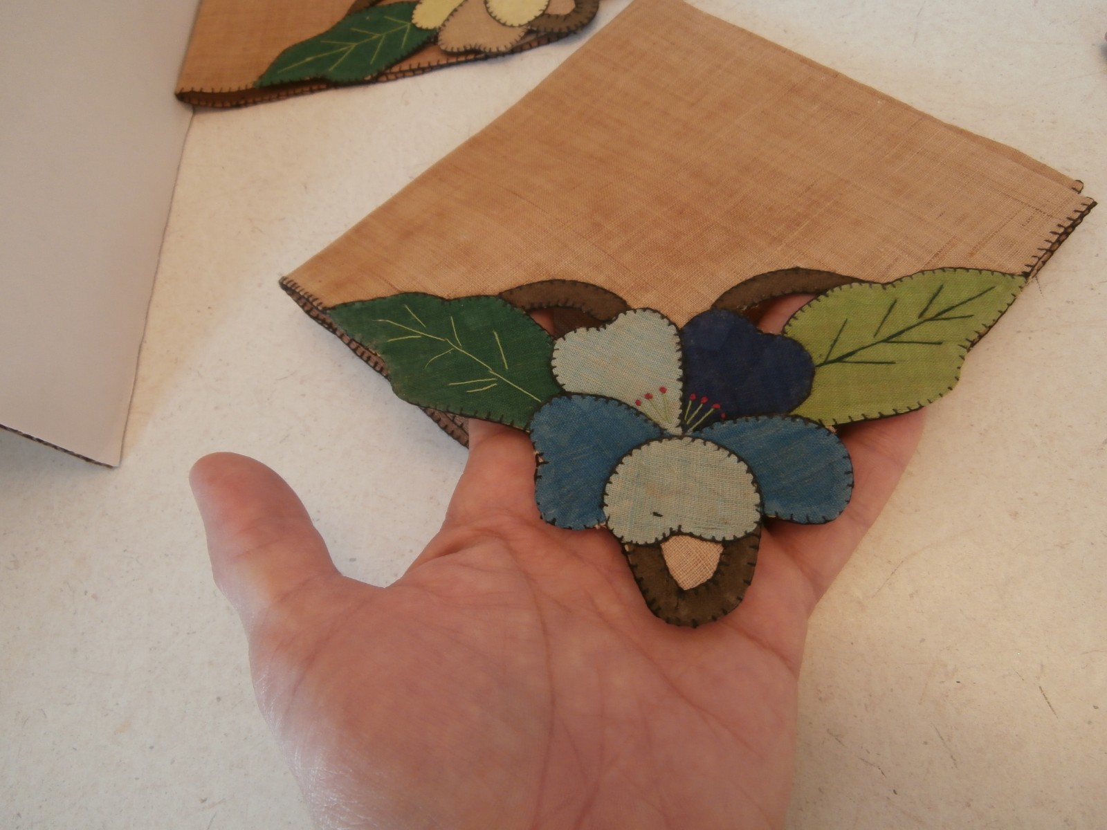 6 VTG ANTIQUE HAND EMBROIDERED TABLE NAPKIN WITH APPLIQUED BORDER FLORAL DETAIL