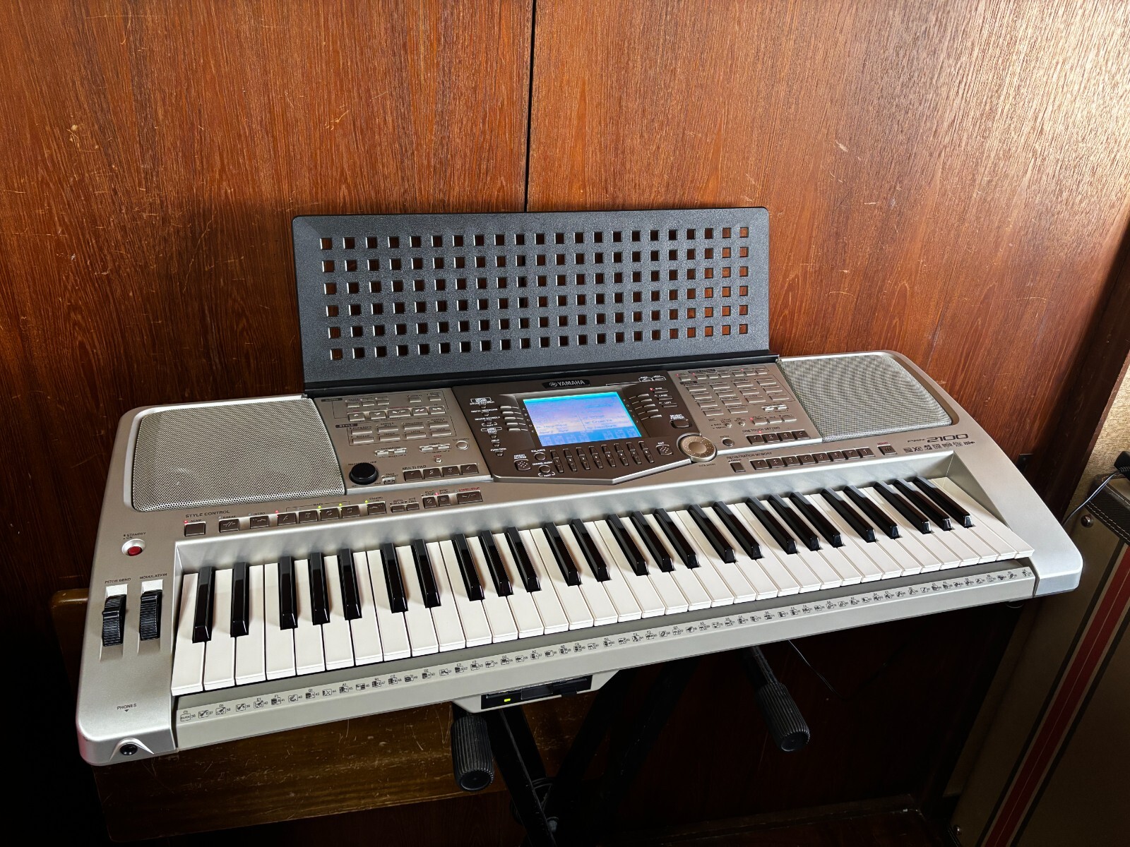 Yamaha PSR-2100 61-key PORTATONE Electric Keyboard w/ bag