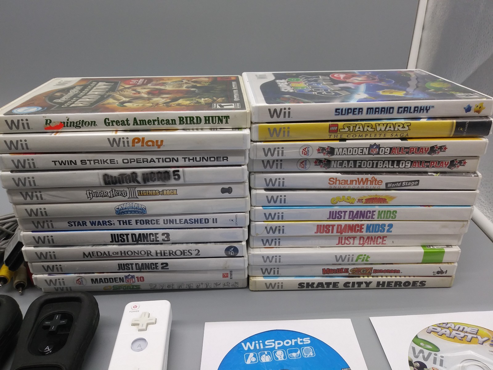 Nintendo Wii Bundle RVL-001 Controller Chords Games Wii Play Star Wars Mario