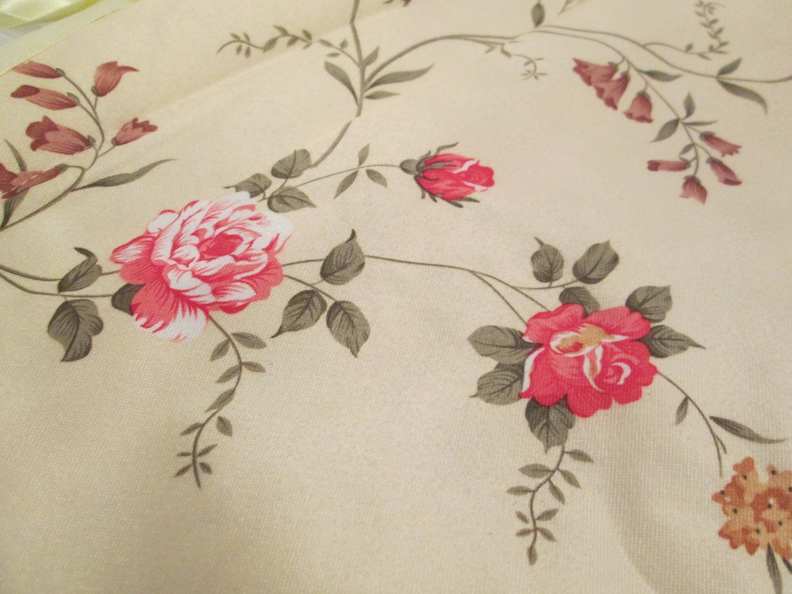 Satin Padded Hanger W Zipper Pocket Red Roses Floral Ribbon tie