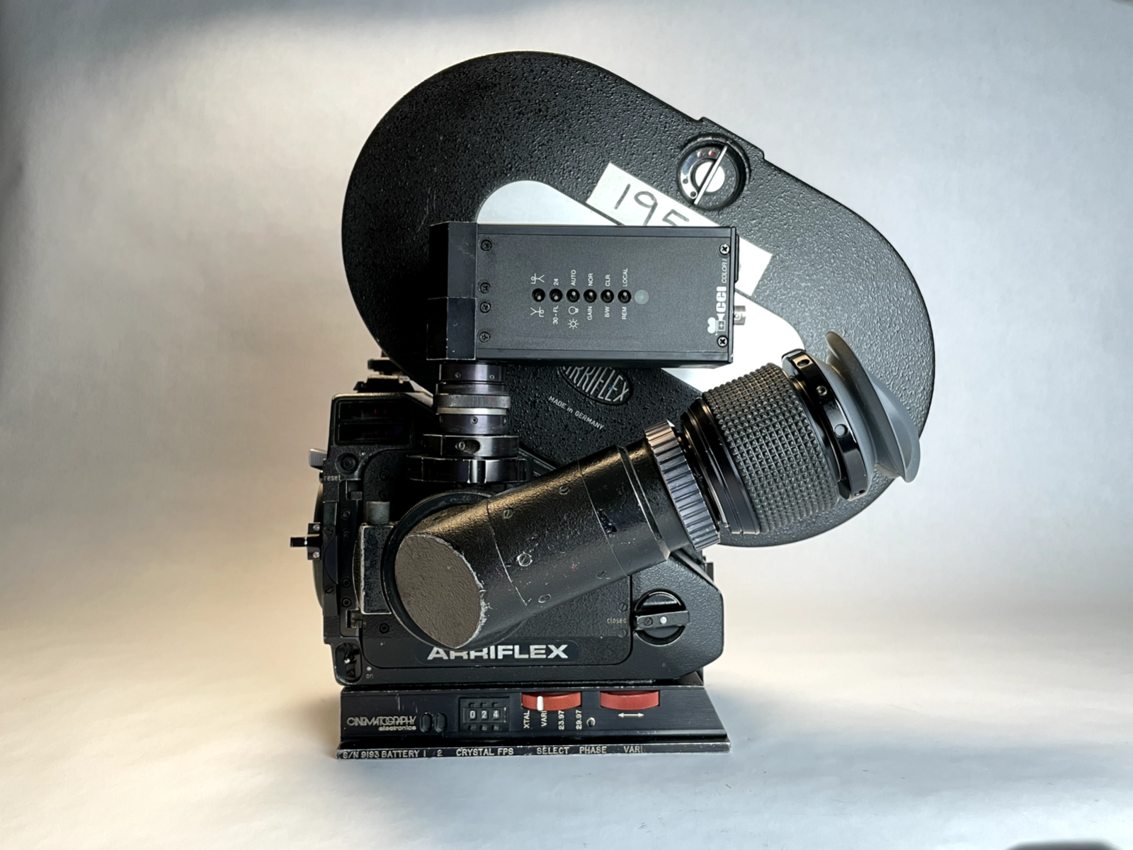 Arriflex 35mm ムービーカメラ ARRI 35-3 CAMERA PACKAGE with 3 400' MAGAZINES, PRIVATELY