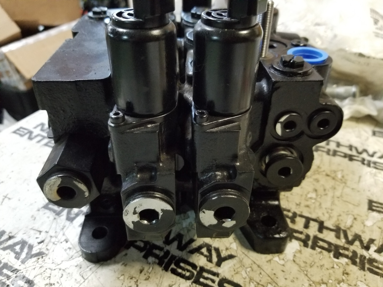 JCB HUSCO VALVE BLOCK ASSEMBLY , SCX120-B3, SX124B, T126117, 4 SPOOL - Picture 2 of 9