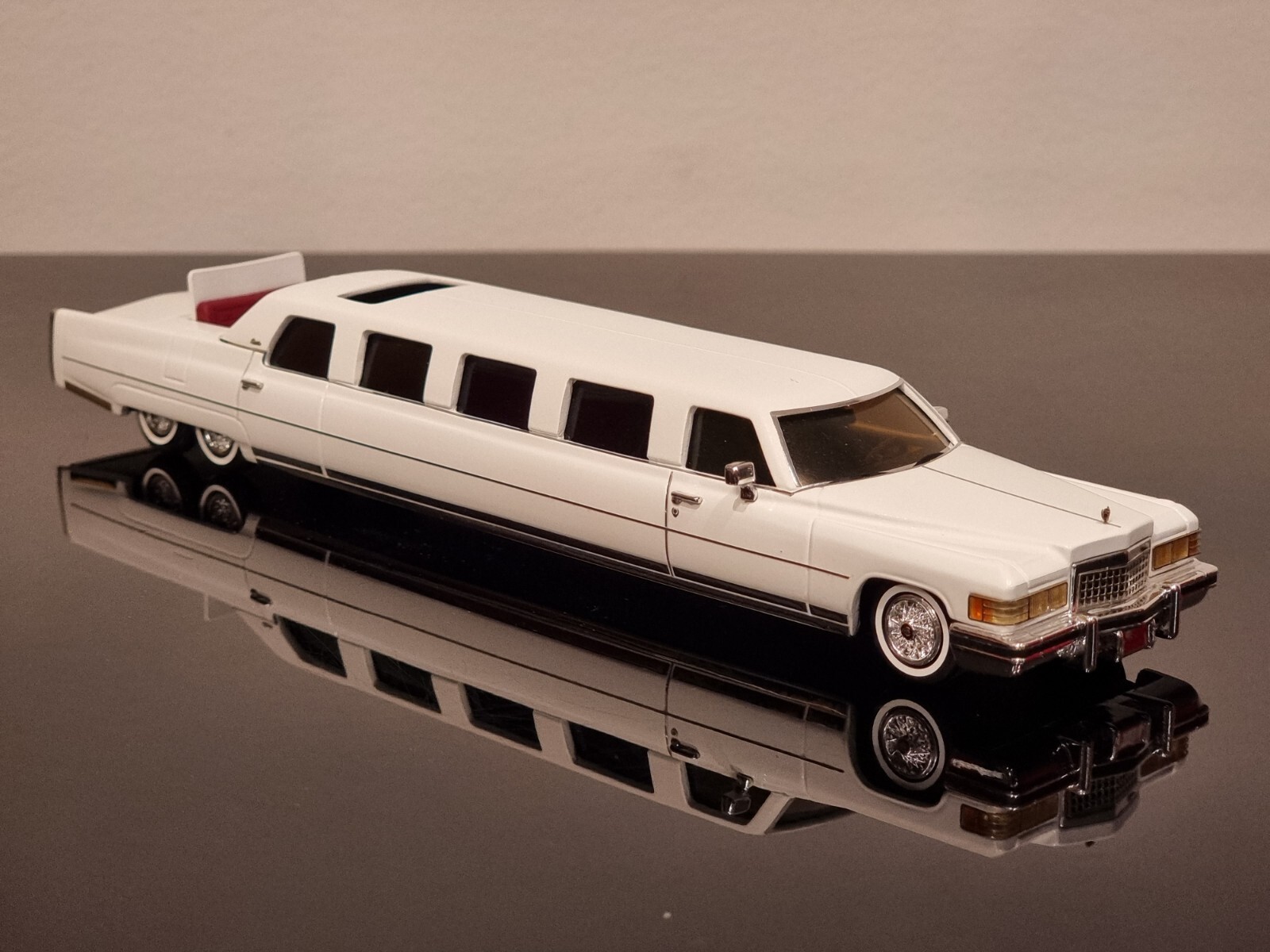 CadillacDeville Limousine ローダウンリムジン　1/18 CadillacDeville Limousine ローダウンリムジン 1/18