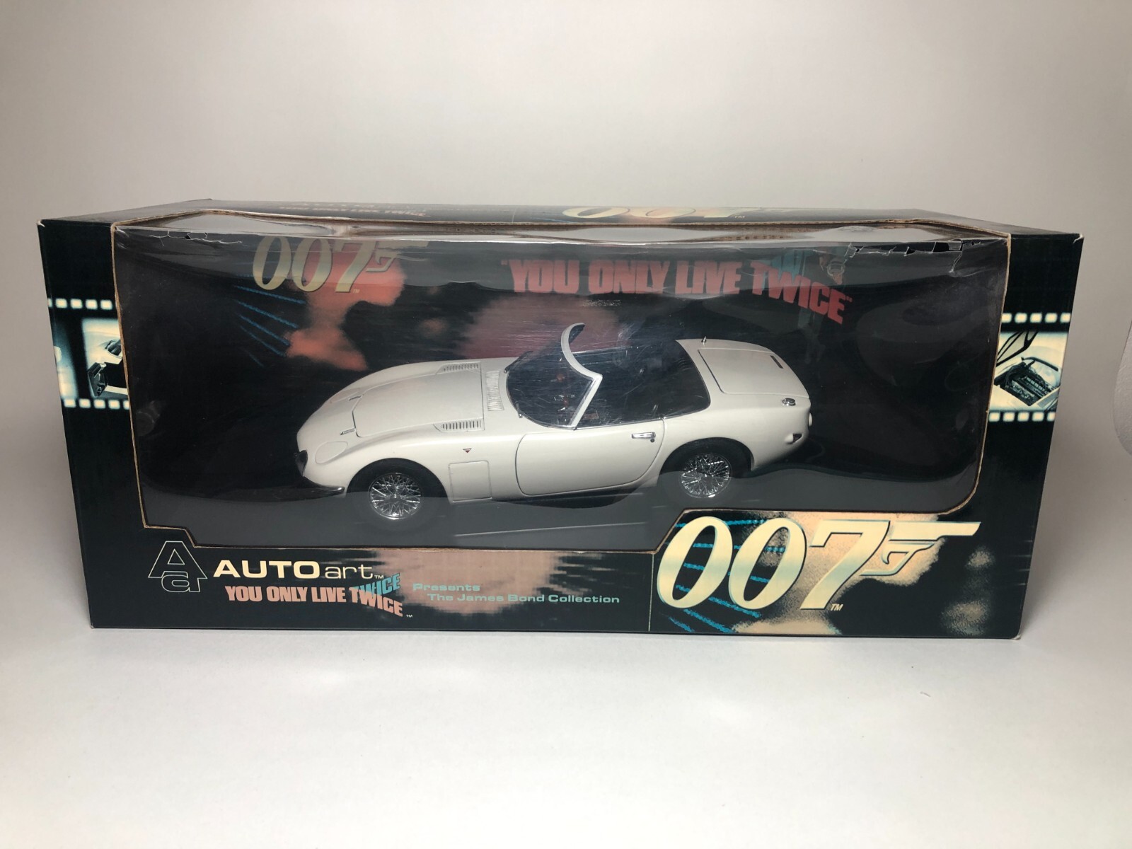 よく見る「芸能人が愛用 art AUTO 1/18 TOYOTA Bond James The Presents 2000GT ミニカー
